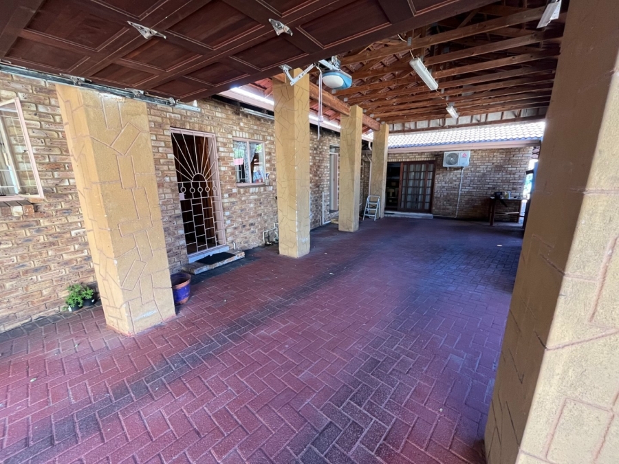 3 Bedroom Property for Sale in Geelhoutpark North West